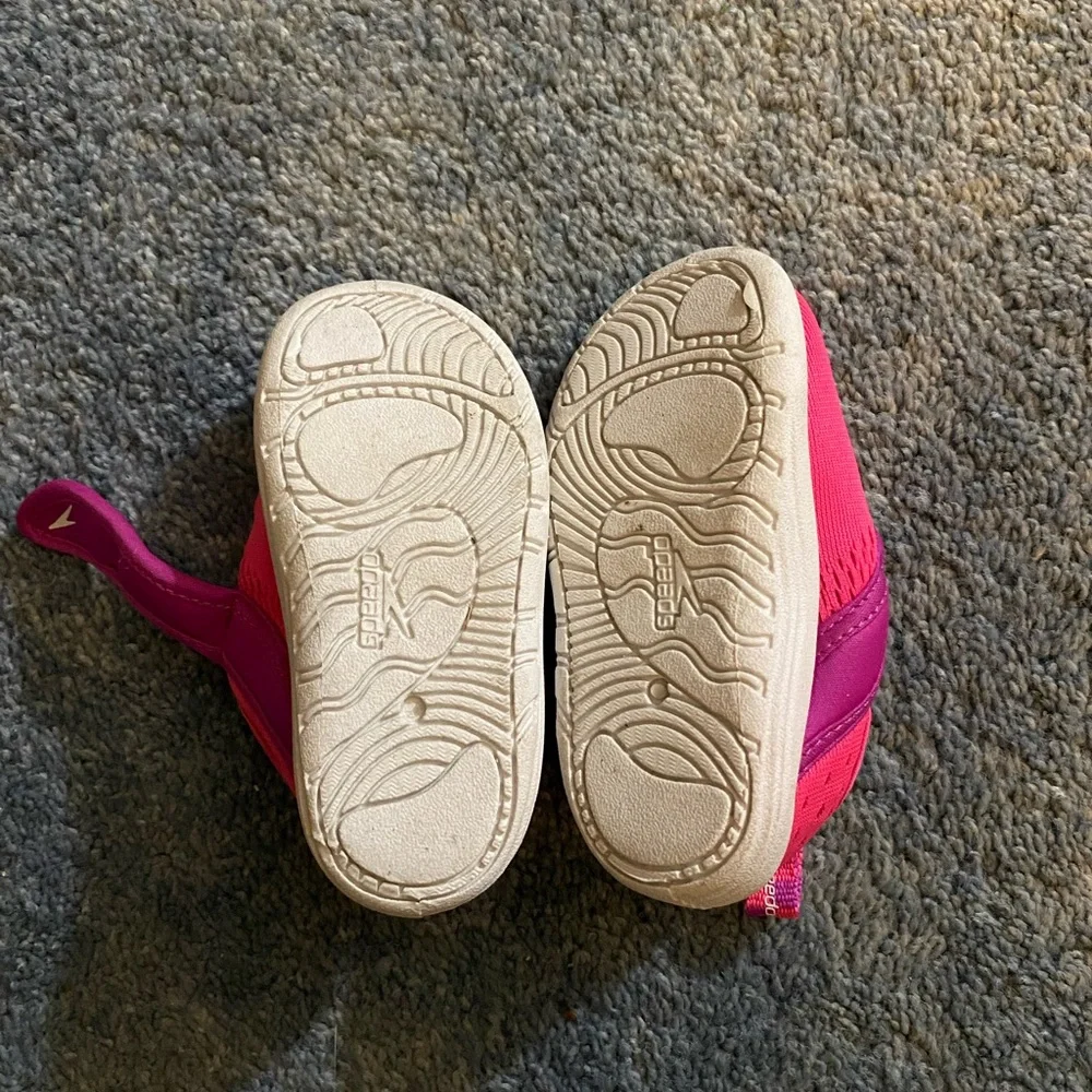 Speedo toddler girls water shoes. Bright pink with purple. Size 5-6.